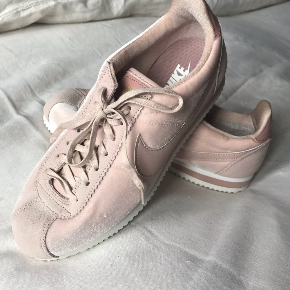 Nike Cortez blush velvet sneaker 9 US, NEW